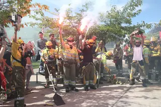 Los bomberos forestales se manifiestan en la puerta de Las Cortes | R. Valtero
