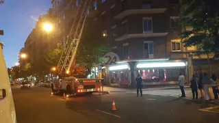 Desprendimientos de cascotes de un edificio en la calle Torres Villarroel