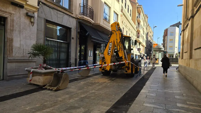Obras por la rotura de una tubería de fibrocemento en la calle Azafranal