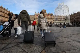 Turistas turismo en la Plaza Mayor, imagen archivo
