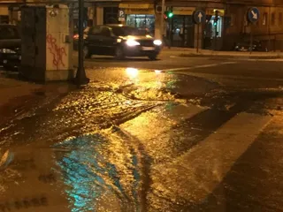 Reventón de una tubería en el Paseo Canalejas