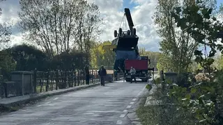 Un remolque de un tractor se desengancha y cae al río en Santa Teresa