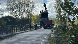 Un remolque de un tractor se desengancha y cae al río en Santa Teresa