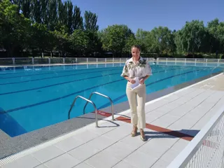 Marta Labrador, concejal de Santa Marta de Tormes, en las piscinas municipales
