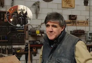 Ricardo Flecha, escultor zamorano (foto de ICAL), junto a la Cruz de Guía de la Hermandad Franciscana crreada por él mismo