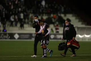 Acosta se retira del terreno de juego con la cabeza ensangrentada / FOTO SALAMANCA24HORAS.COM