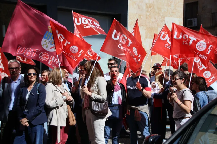 Protesta a las puertas del Banco Santander de la plaza de los Bandos por el despido de una trabajadora