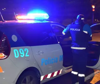 Causa un accidente, se da a la fuga, da positivo en alcoholemia y trepa por la grúa municipal que retira su vehículo