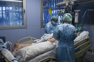 Un paciente ingresado en una Unidad de Cuidados Intensivos (UCI) para enfermos de coronavirus EUROPA PRESS