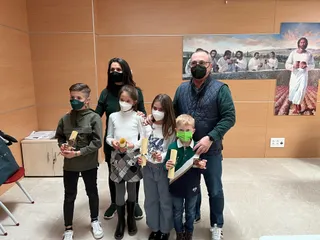 Los cuatro niños ganadores del I Concurso de dibujos Agustín Martínez Soler junto a los responsables de la Cofradía Nuestra Señora de la Esperanza