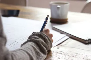 Un estudiante toma notas en un folio