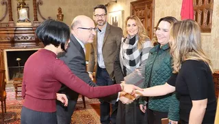 El rector de la Universidad de Salamanca, David Díez, recibe a la rectora de UNIFSA de Brasil. Foto USAL