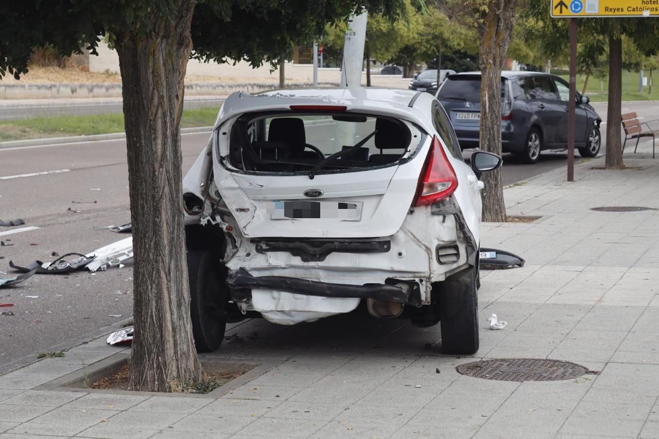 Un violento choque entre dos coches termina con uno de ellos empotrado contra una farola en Salamanca capital