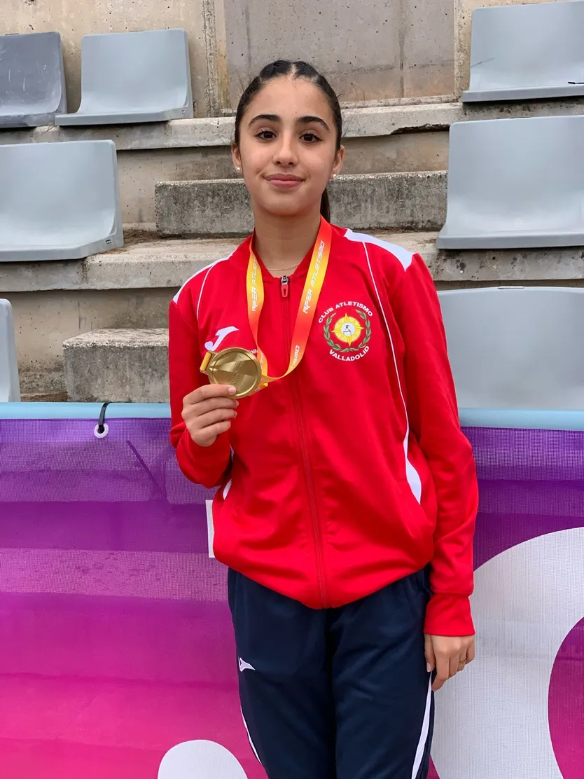 Andrea con medalla en gradas (1)