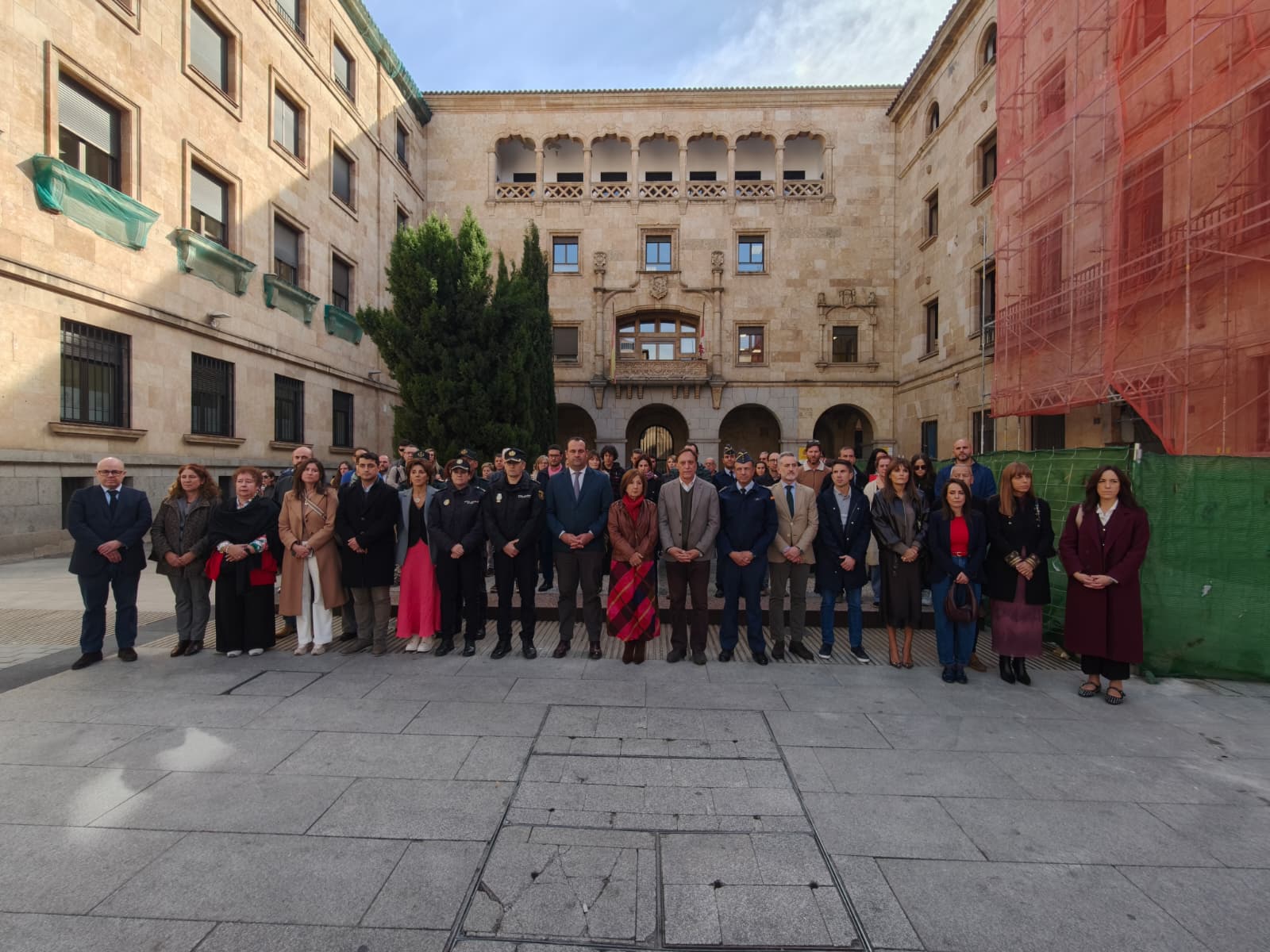 Concentración de las instituciones públicas en memoria de las víctimas del accidente entre dos trenes en Urda, Toledo
