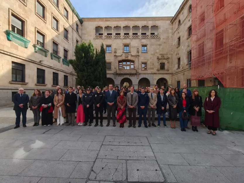 Concentración de las instituciones públicas en memoria de las víctimas del accidente entre dos trenes en Urda, Toledo