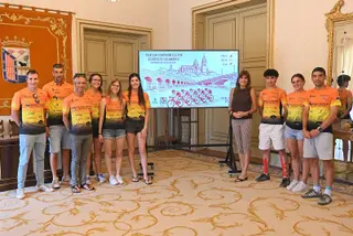 La Escuela de Triatlón Salmantina, junto a la concejala de Deportes Almudena Parres.