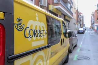 Furgoneta de Correos repartiendo paquetes | Jesús Hellín - Europa Press
