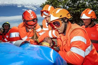 Profesionales de emergencias reciben formación sobre rescates en accidentes de tráfico en Ciudad Rodrigo. Fotos Vicente | ICAL