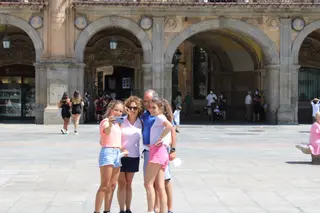 Turistas se fotografían en la Plaza Mayor de Salamanca