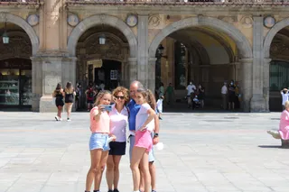 Turistas se fotografían en la Plaza Mayor de Salamanca