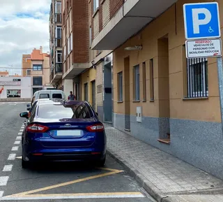 Coche oficial del Ayuntamiento en una plaza reservada para personas con movilidad reducida. Foto @joseluismateos