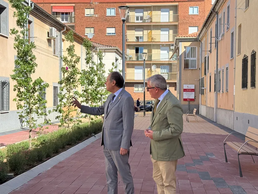 El director de Administración Local, Emilio Arroita, visita el resultado de las obras de renovación de varias calles del barrio San Bernardo