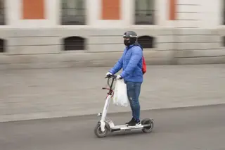 Un usuario de patinete eléctrico. | FOTO: EUROPA PRESS