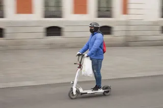 Un usuario de patinete eléctrico. | FOTO: EUROPA PRESS