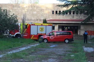La quema de unos cables moviliza a los bomberos hasta una casa abandonada en el barrio de Ciudad Jardín. Foto Carlos H.G