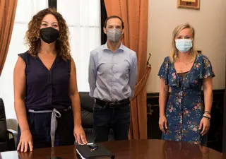 La edil de Turismo de Guijuelo, Sandra Méndez junto al alcalde de Sanlúcar de Barrameda, Víctor Mora, y la concejala Cristina Requejo