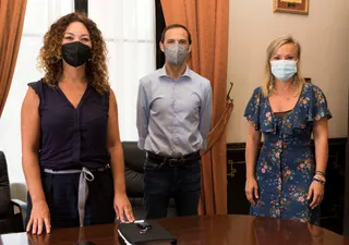 La edil de Turismo de Guijuelo, Sandra Méndez junto al alcalde de Sanlúcar de Barrameda, Víctor Mora, y la concejala Cristina Requejo