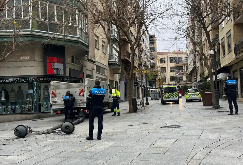 Los bomberos sofocan un incendio con papeles y cartones en un portal de la calle Arco