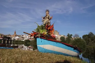 Procesión de la Virgen del Carmen por el río Tormes en Alba