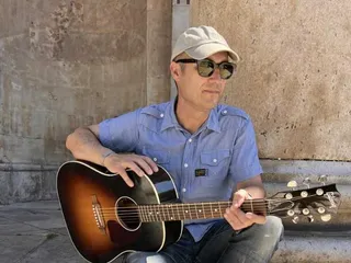 Juan José Valle, cantante salmantino, graba su nuevo videoclip en la plaza de Anaya este viernes, 6 de junio