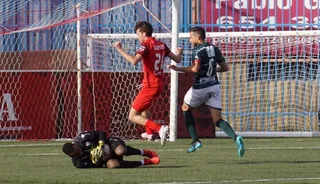 Johan Guzmán atrapa un balón ante el Santa Marta | FOTO SALAMANCA24HORAS.COM