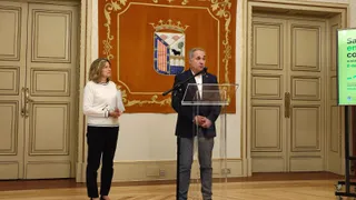 La concejala de Salud Pública, Vega Villar, y el presidente de la Asociación Española Contra el Cáncer en Salamanca, Ángel Losada, presentan la Marcha Contra el Cáncer 2023