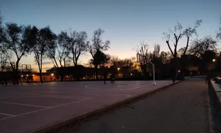 Iluminación en las pistas del parque de los Jesuitas pasadas las 18.00 horas. Foto SALAMANCA24HORAS (2)