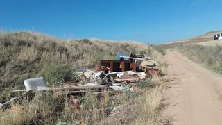 Podemos denuncia los vertidos de escombros en el Cordel de Medina