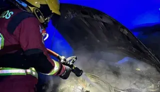 Bomberos de la Diputación apagando el fuego en un vehículo. Foto de archivo