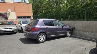 Un vehículo pierde el control y se choca contra un muro en la calle Pavía | Andrea Mateos