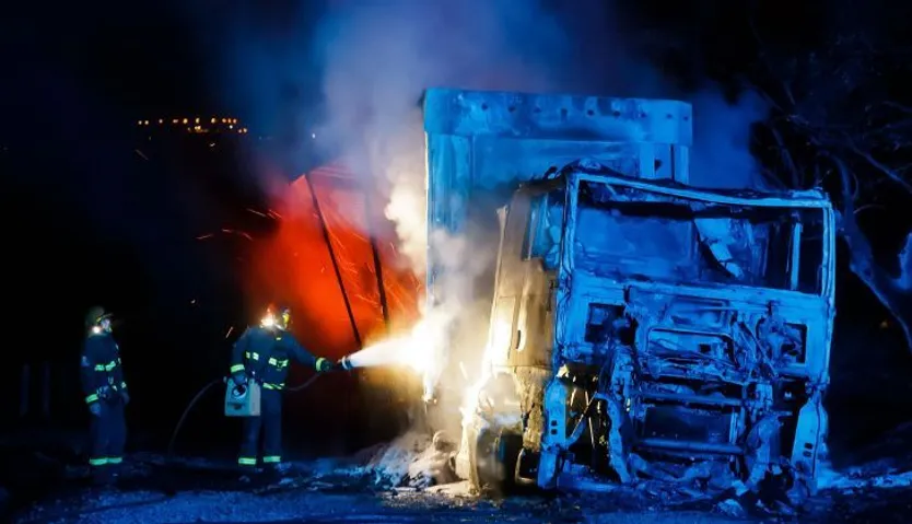 Arde un camión cargado de tapones de corcho junto a la SA-220 a la altura de Pedro Toro, en la comarca de Ciudad Rodrigo. ICAL