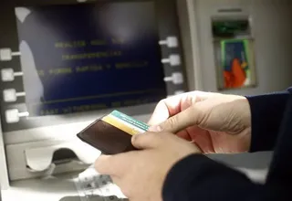 Sacar dinero de un cajero. Foto EP