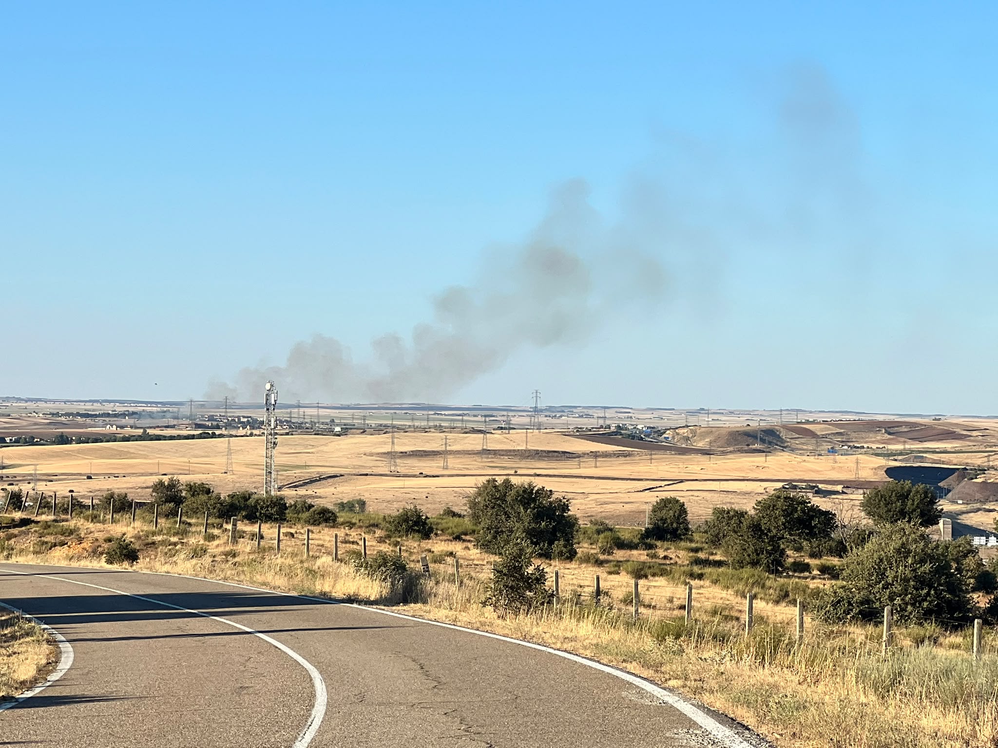 Incendio Junto a Las Piscinas Municipales De Villamayor De La Armu&ntilde;a (8)
