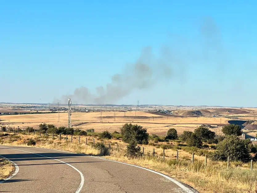 Incendio Junto a Las Piscinas Municipales De Villamayor De La Armuña (8)