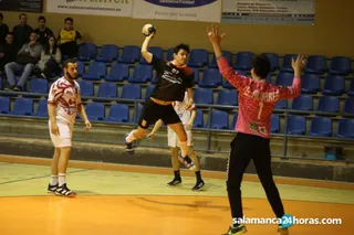 Sergio Nicolás se dispone a lanzar ante ULE | FOTO SALAMANCA24HORAS.COM