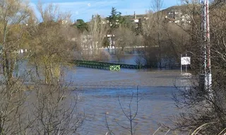 Inundación en Almenara con el puente Bailey cubierto
