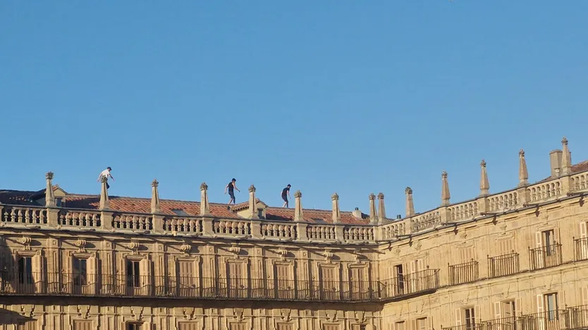 Un grupo de jóvenes accede a los tejados de la Plaza Mayor de Salamanca para hacerse una fotografía