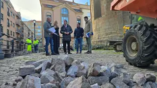 El alcalde de Salamanca, Carlos García Carbayo, visita las obras de renaturalización de plazas del casco histórico de la ciudad