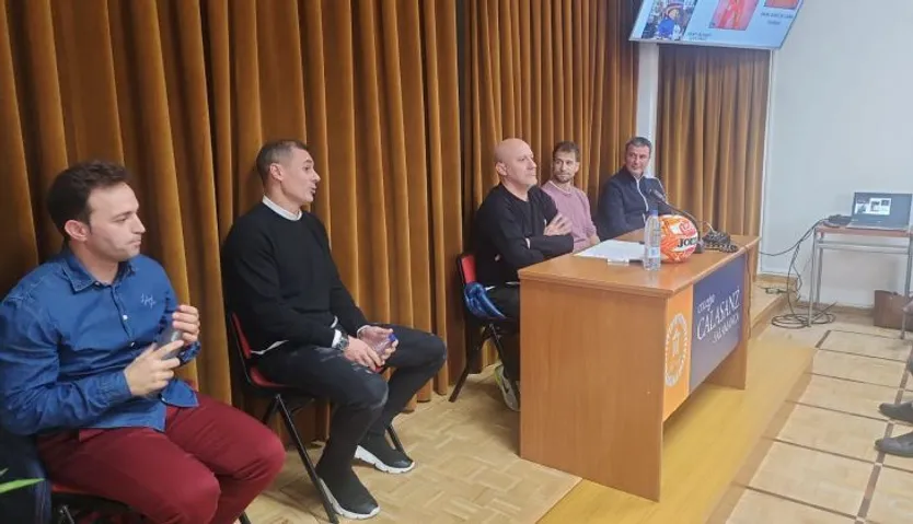 Charla sobre la importancia de los valores que se aprenden con el deporte . Fotos Colegio Calasanz (3)